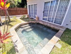 Outdoor pool - Private Cozy 2 Bedroom Villa with private pool at Pereybere 🇲🇺🏝️⛱️🌞 (Pereybere)