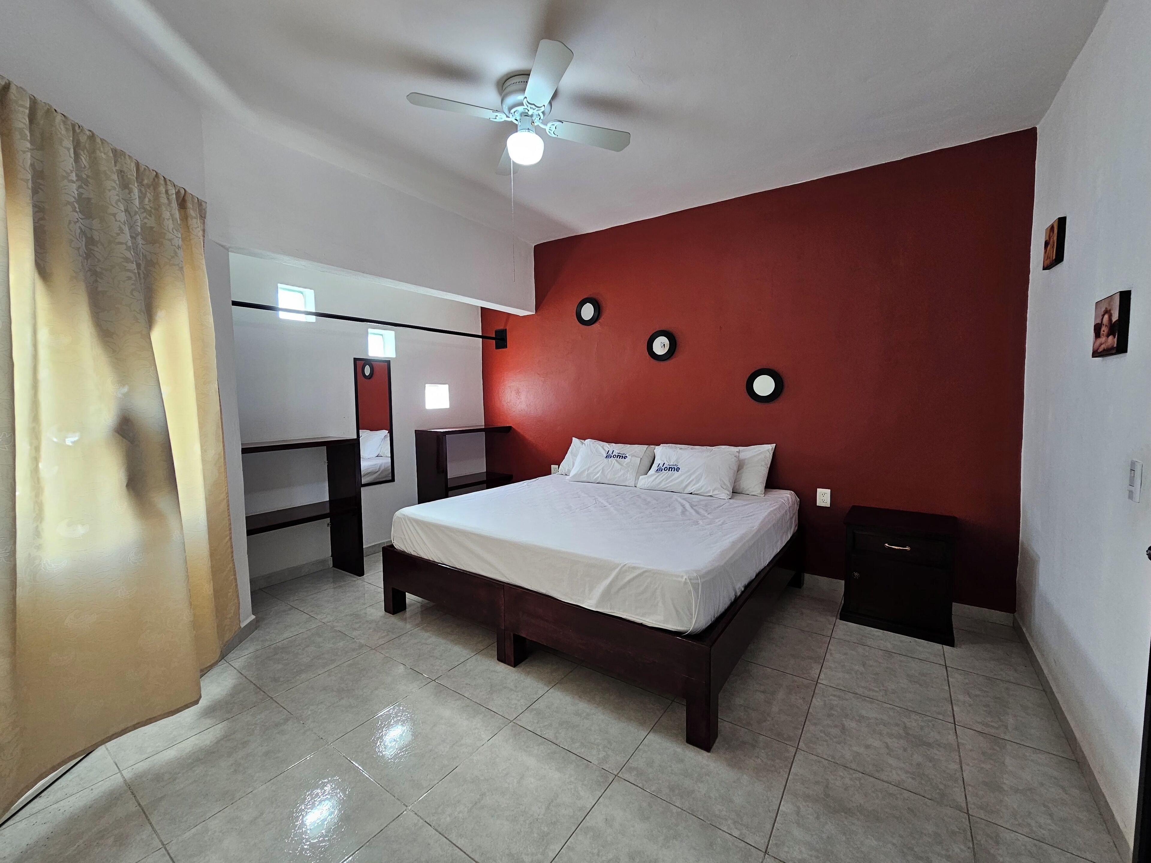 3 habitaciones, tabla de planchar con plancha y cuna de viaje 