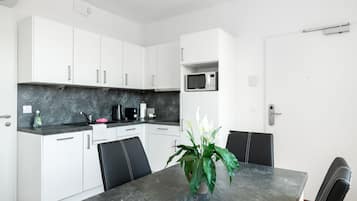 Apartemen Bisnis | Dapur pribadi | Lemari es besar, mesin pencuci piring, dan mesin espresso