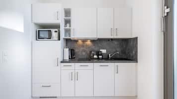 Klassiek appartement | Privékeuken | Een koelkast met diepvriezer, een vaatwasser, een espressoapparaat