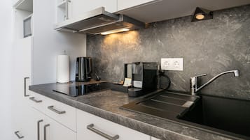 Klassiek appartement | Privékeuken | Een koelkast met diepvriezer, een vaatwasser, een espressoapparaat