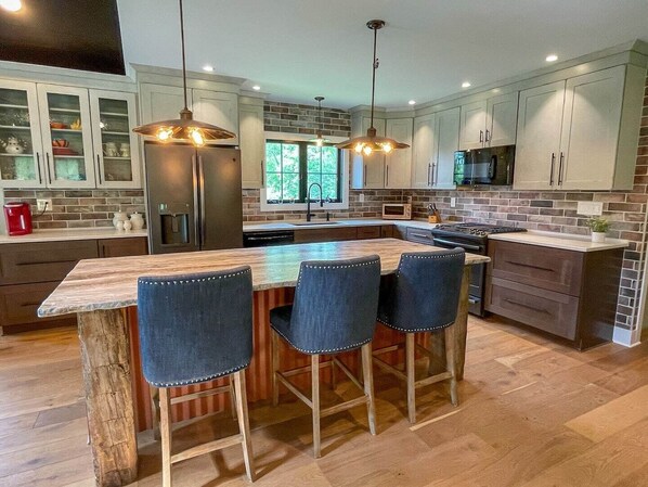 Refrigerador, microondas, horno y parrilla de estufa 