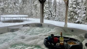 Tina de hidromasaje al aire libre