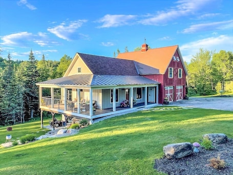 Exterior. Luxury Farmhouse Mins 2 Okemo w/Hot Tub & Fire Pit!