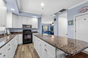 Kjøleskap, mikrobølgeovn, ovn og oppvaskmaskin