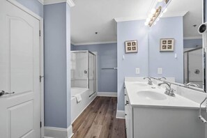 Ensemble douche/baignoire, articles de toilette gratuits, sèche-cheveux