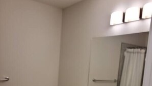 Une salle de bain avec des toilettes, un lavabo et un miroir.