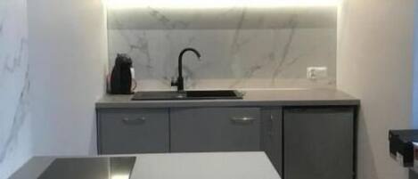 Réfrigérateur, four, plaque de cuisson