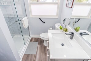 Dusche, Haartrockner, Handtücher, Seife
