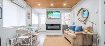Your Perfect Beach Getaway!Steps to the Beach and 20 min to Blue Mountain.