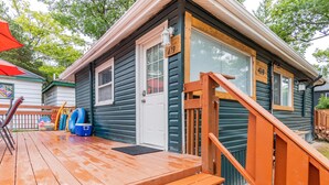 Une terrasse en bois avec un escalier en bois menant à une porte portant le numéro 419.