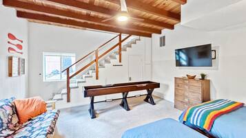 3 bedrooms, desk, iron/ironing board, travel crib