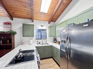 Frigorífico, microondas, horno y placa de cocina