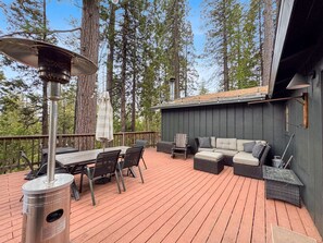 Outdoor dining - Pet-friendly, central heat, shuffle board and EV charger! (Arnold)