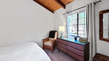 3 habitaciones, escritorio y tabla de planchar con plancha
