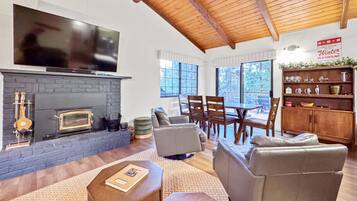 Smart-TV, Kamin, Stereoanlage