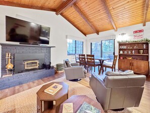 Una Smart TV, una chimenea, un reproductor estéreo