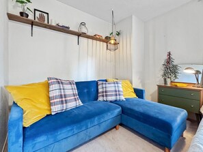 Smart TV, fireplace, stereo