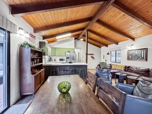 TV connectée, cheminée, chaîne hi-fi