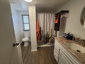 Douche, sèche-cheveux, serviettes fournies, savon