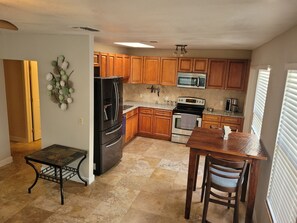 Dining tables - 2bedroom +1 bathroom Best Desirable location (Tampa)