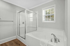 Combined shower/bathtub, hair dryer, towels - 8BR | Sleeps 16 | Pool | Steps To The Beach | 400B (North Myrtle Beach)