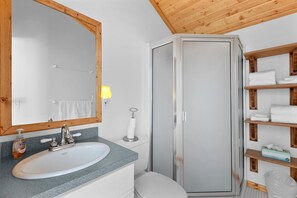 Chuveiro, toalhas de banho, sabonete, shampoo