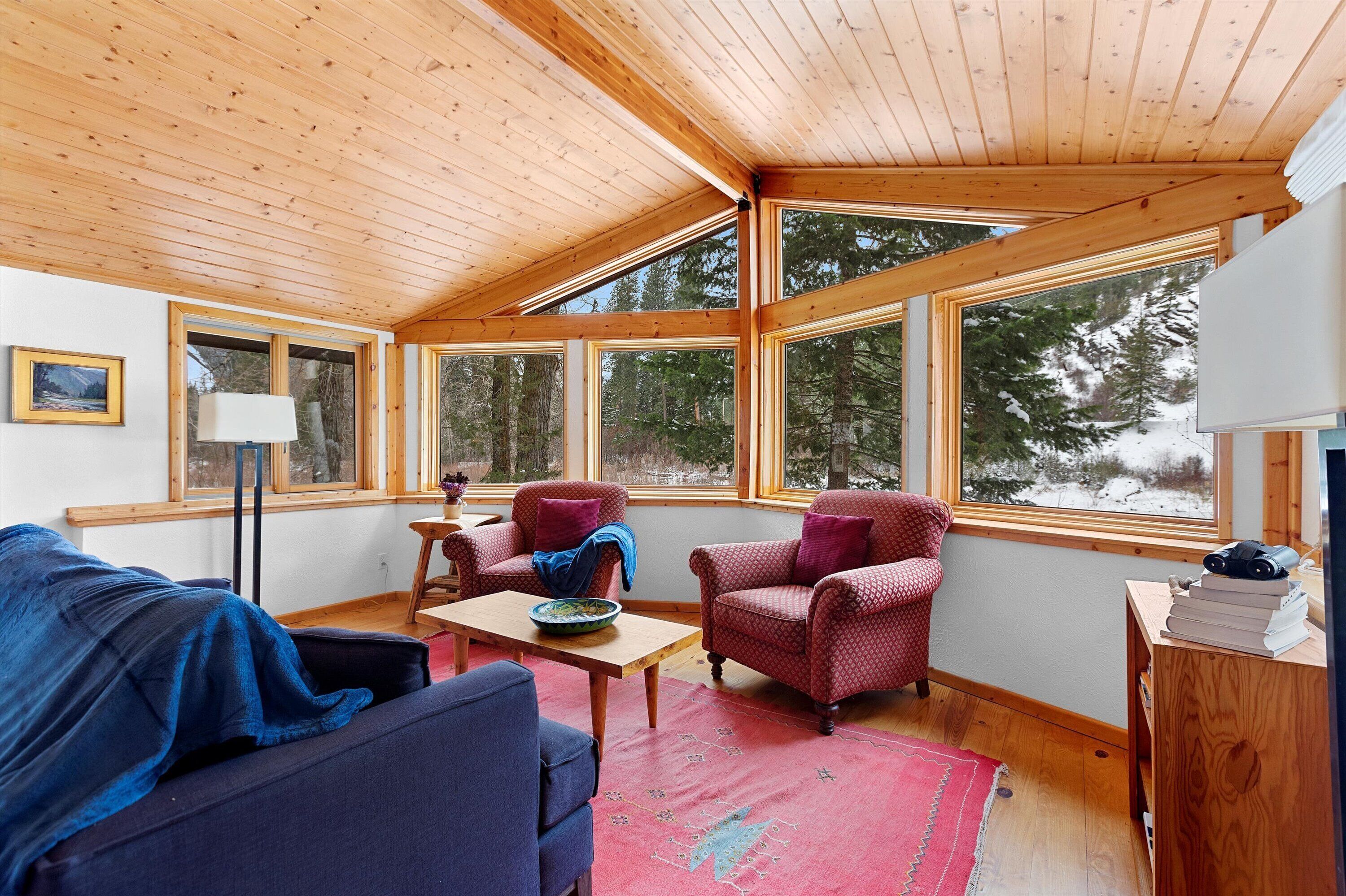 Een smart-tv en boeken