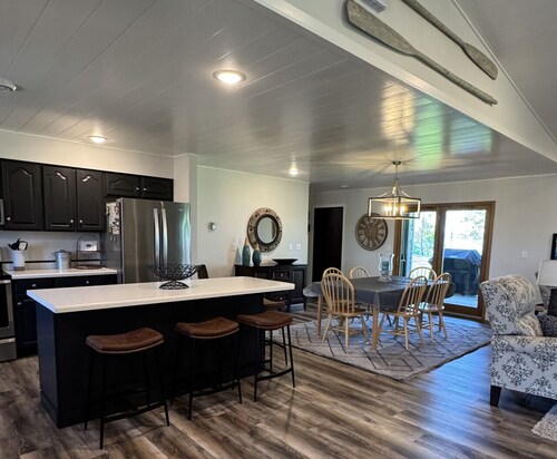 Marion Lake Lodge: With Wakesurf & Pontoon boats!