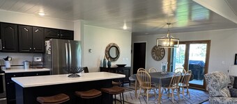 Marion Lake Lodge: With Wakesurf & Pontoon boats!