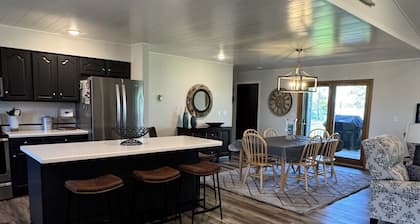 Marion Lake Lodge: With Wakesurf & Pontoon boats!