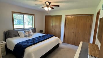 4 bedrooms, desk, iron/ironing board, travel cot