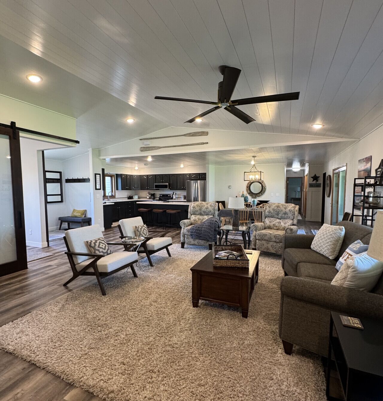 テレビ、卓球台、ステレオ、書斎 / ワークスペース