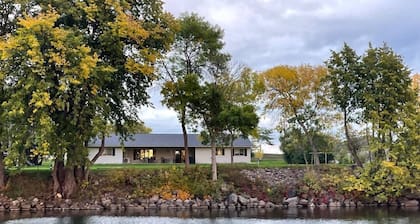 Marion Lake Lodge: With Wakesurf & Pontoon boats!