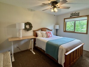 4 dormitorios, escritorio, tabla de planchar con plancha y cuna de viaje