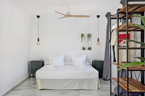 2 makuuhuonetta, työpöytä, silitysrauta/-lauta, vauvan matkasänky