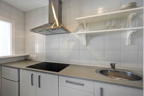 Jääkaappi, mikroaaltouuni, uuni, liesi