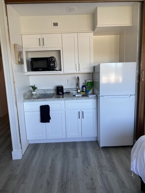 Kühlschrank, Mikrowelle, Herdplatte, Wasserkocher mit Kaffee-/Teezubehör