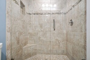 Dusche, Haartrockner, Handtücher