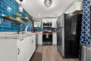 Kjøleskap, mikrobølgeovn, ovn og kokeplater