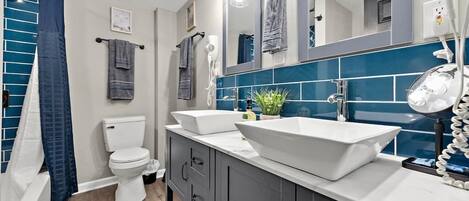 Bañera, secador de pelo, toallas