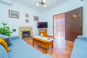 TV, fireplace