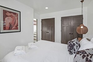 1 quarto, escrivaninha, ferros/tábuas de passar roupa, berço de viagem