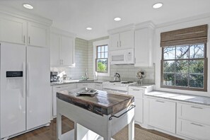 Kylskåp, mikrovågsugn, ugn och spishäll