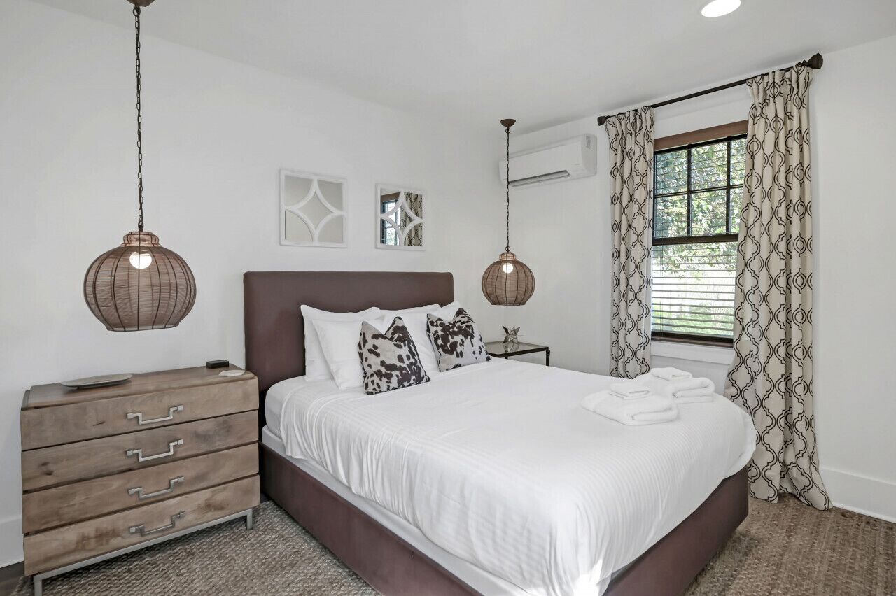 1 Schlafzimmer, Schreibtisch, Bügeleisen/Bügelbrett, Reisekinderbett