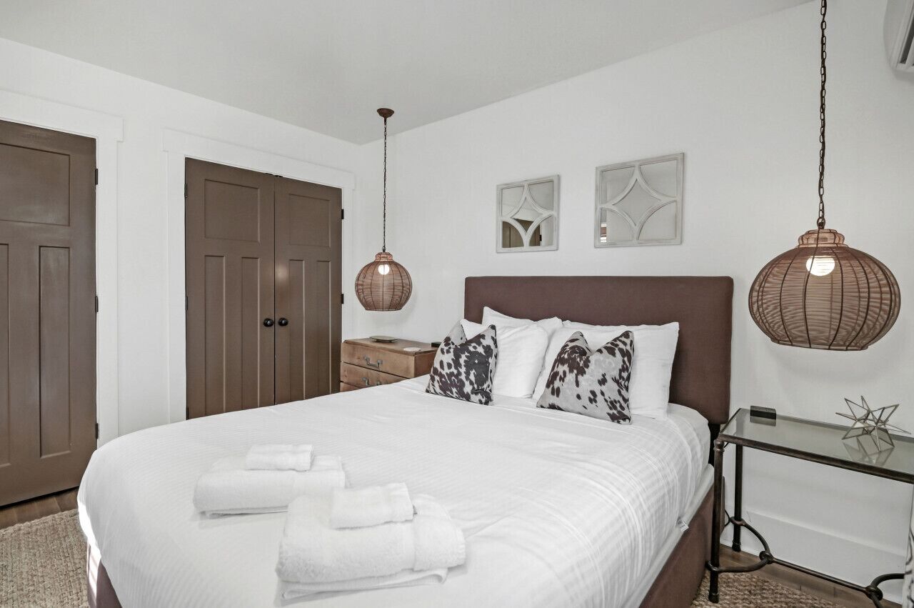 1 chambre, bureau, fer et planche à repasser, lit parapluie