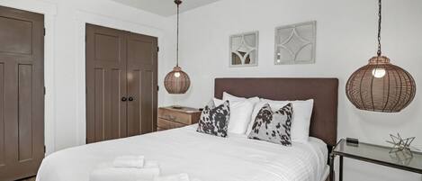 1 chambre, bureau, fer et planche à repasser, lit parapluie