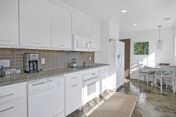 Geladeira, micro-ondas, fogão, cooktop