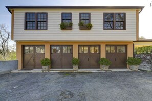 Exterior detail - Historic Carriage House (Columbia)