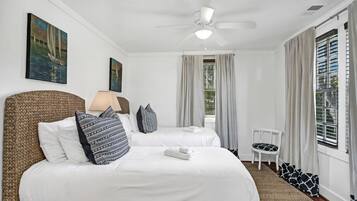 2 habitaciones, escritorio y tabla de planchar con plancha